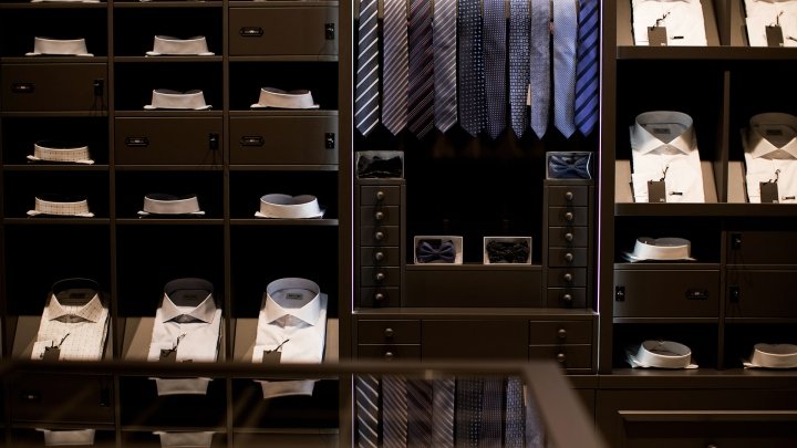 他在俄罗斯莫斯科拥有 34 家 LINII 集团旗舰店