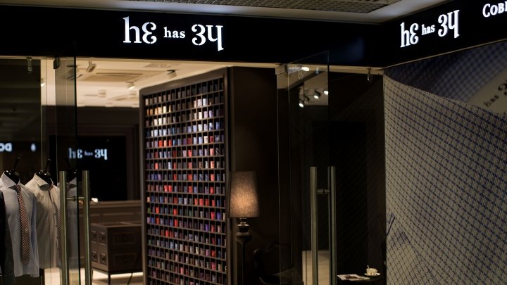 他在俄罗斯莫斯科拥有 34 家 LINII 集团旗舰店