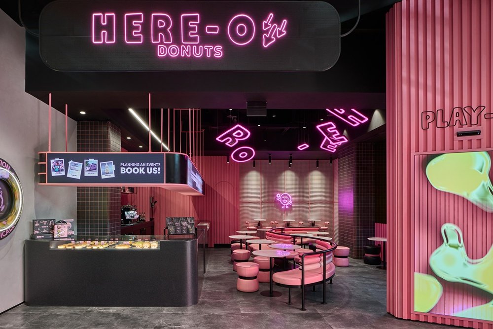 由 Roar Design Studio 设计的 Here-O Donuts 店