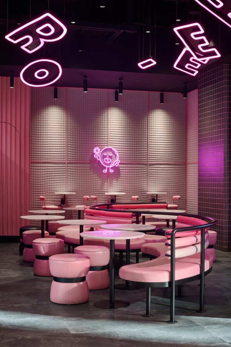 由 Roar Design Studio 设计的 Here-O Donuts 店