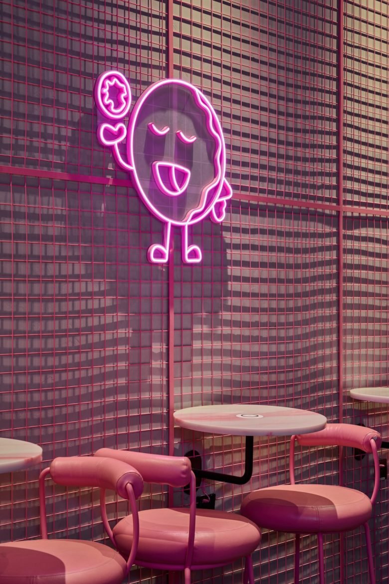 由 Roar Design Studio 设计的 Here-O Donuts 店