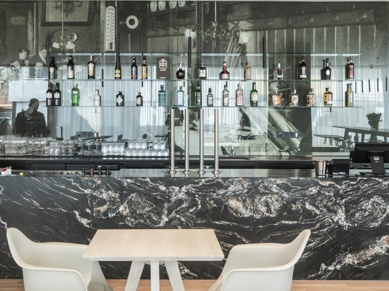 弗林特酒店 / Marte.Marte Architects