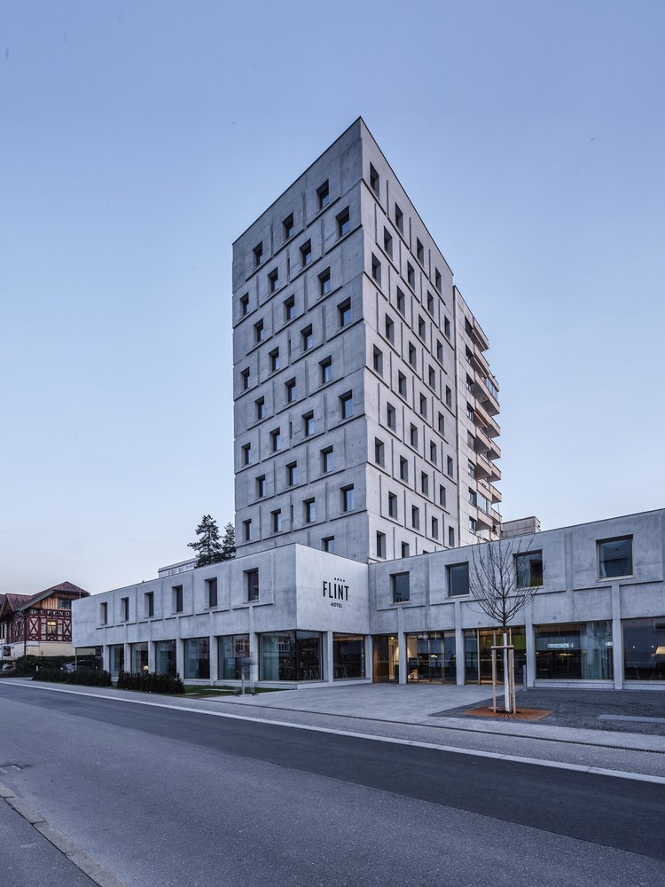 弗林特酒店 / Marte.Marte Architects