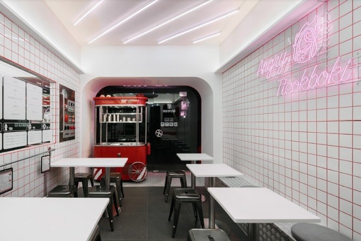 Hwanan Tteok-bbokki 摊位由 Flymingo Design 设计，韩国首尔