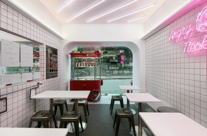 Hwanan Tteok-bbokki 摊位由 Flymingo Design 设计，韩国首尔