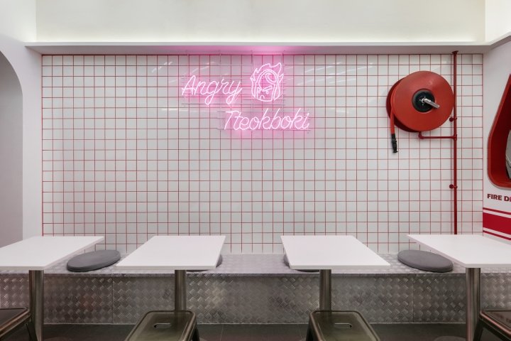 Hwanan Tteok-bbokki 摊位由 Flymingo Design 设计，韩国首尔