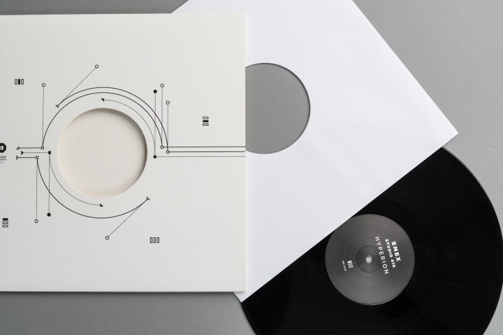 Hyrerion 封面由 Anagram 设计