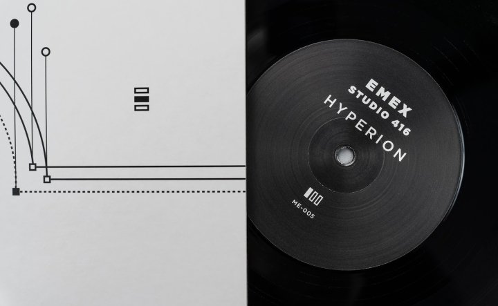 Hyrerion 封面由 Anagram 设计