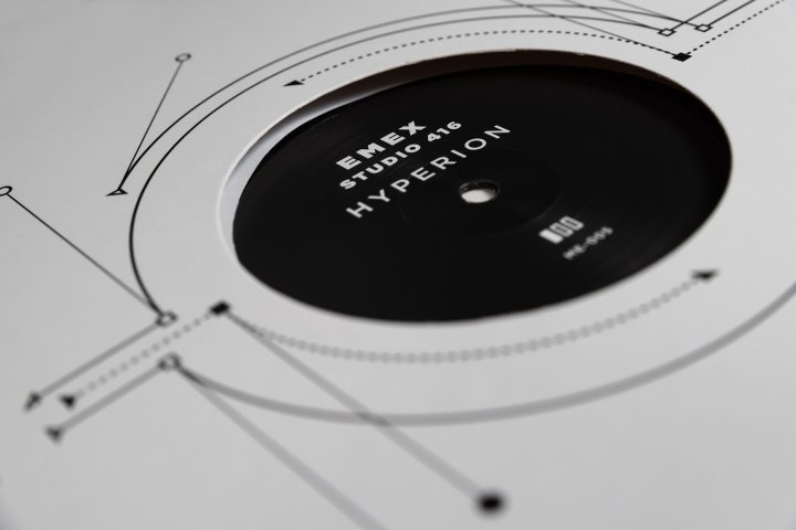 Hyrerion 封面由 Anagram 设计