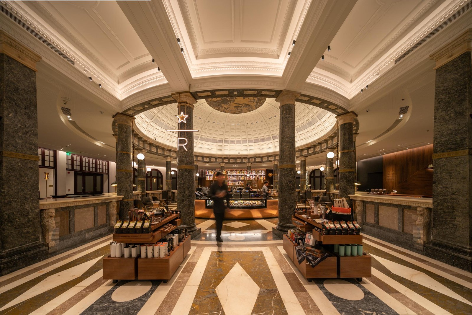 星巴克臻选®天津滨江 66 旗舰店