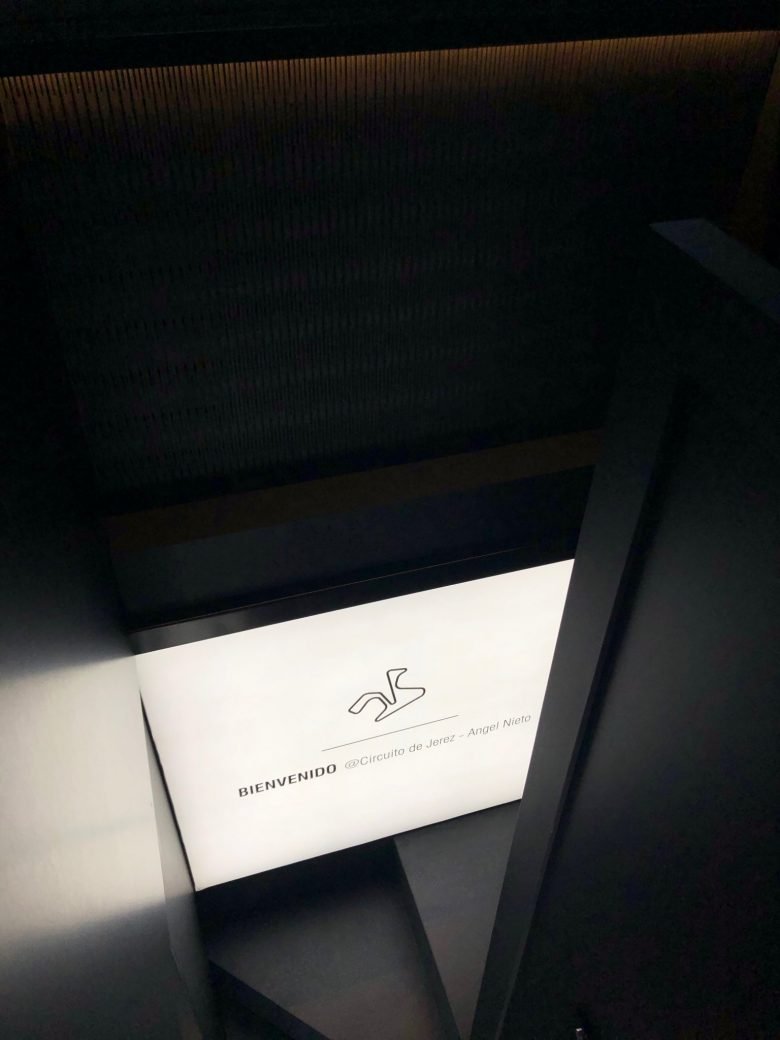  令人眼花缭乱的双层 - REV'IT！赛车技术中心