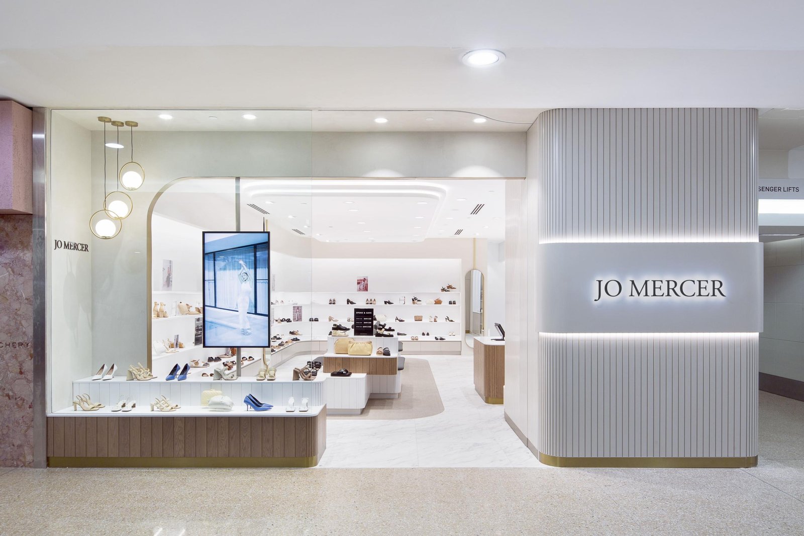 乔·默瑟 (Jo Mercer)，《邦迪》，工作室灰度