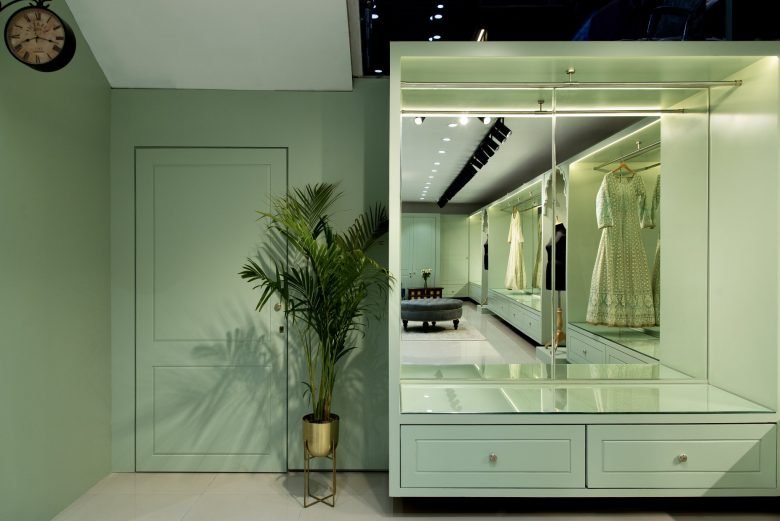 “QURBAT”——时尚工作室