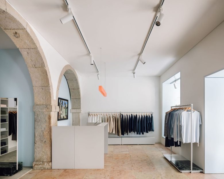 伊斯托。由 DC.AD 存储 伊斯托。由 DC.AD 存储