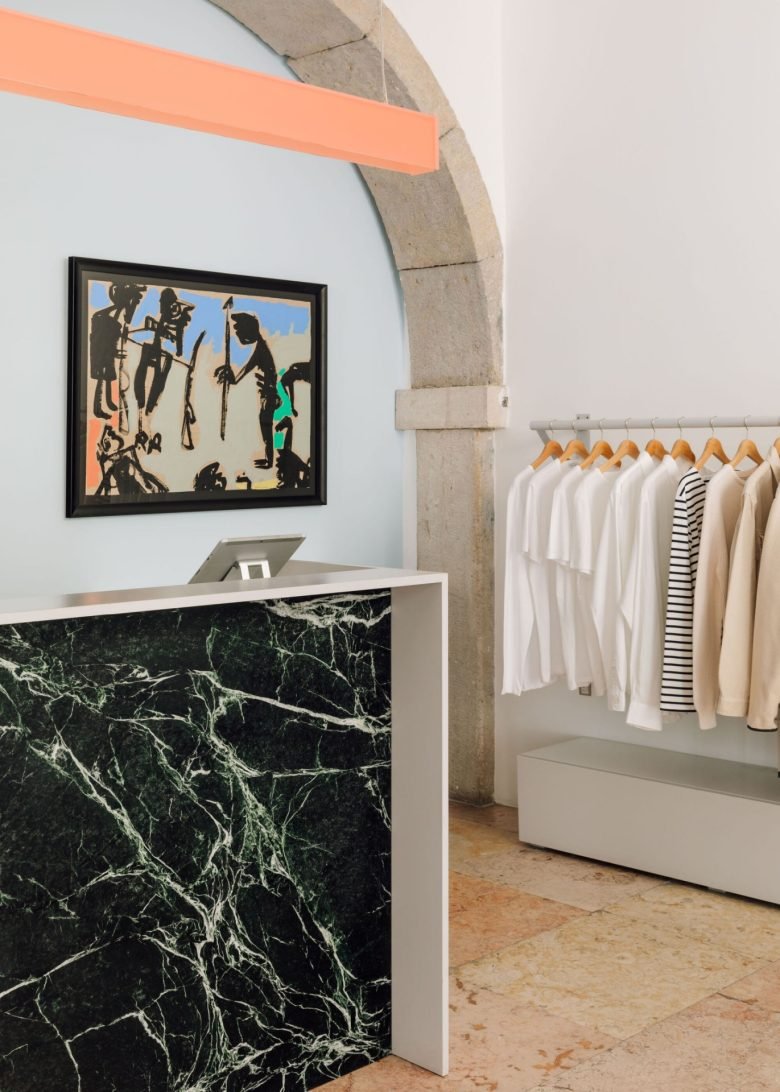 伊斯托。由 DC.AD 存储 伊斯托。由 DC.AD 存储