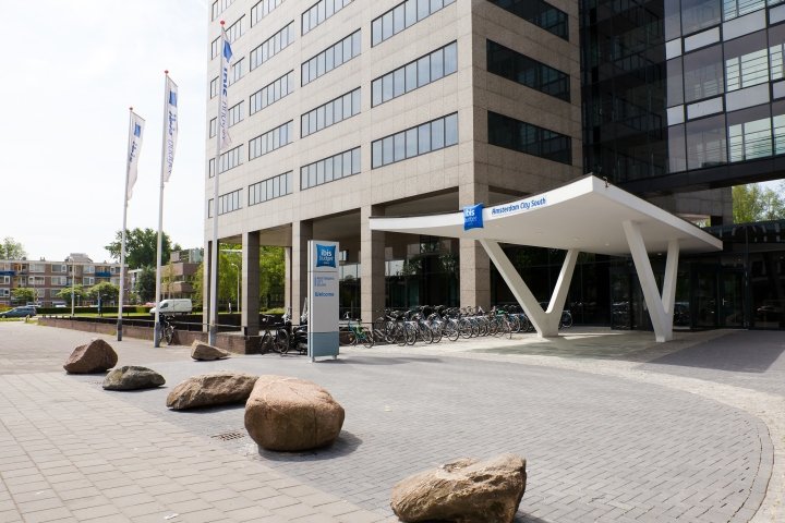 阿姆斯特丹市南部宜必思快捷酒店由 Mulderblauw 建筑师事务所设计，阿姆斯特尔芬 – 荷兰