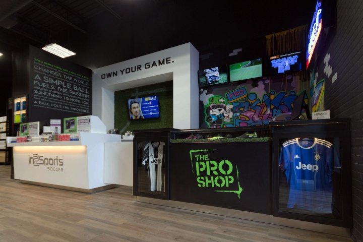 In2Sports 商店，由 Unfold Creative Studio 设计，加拿大安大略省