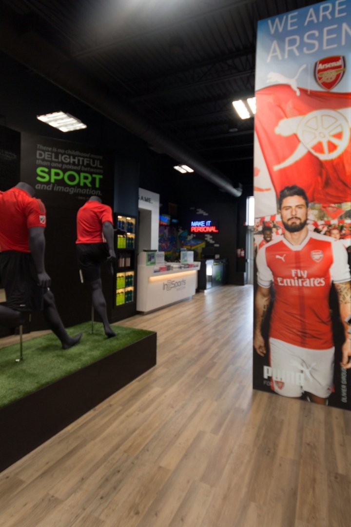 In2Sports 商店，由 Unfold Creative Studio 设计，加拿大安大略省