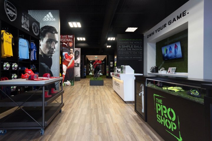 In2Sports 商店，由 Unfold Creative Studio 设计，加拿大安大略省