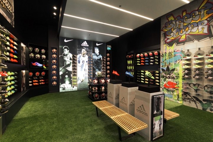 In2Sports 商店，由 Unfold Creative Studio 设计，加拿大安大略省