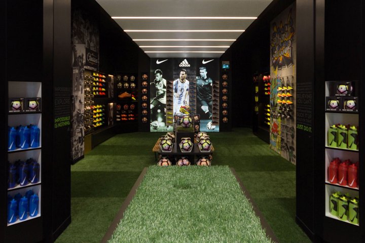 In2Sports 商店，由 Unfold Creative Studio 设计，加拿大安大略省