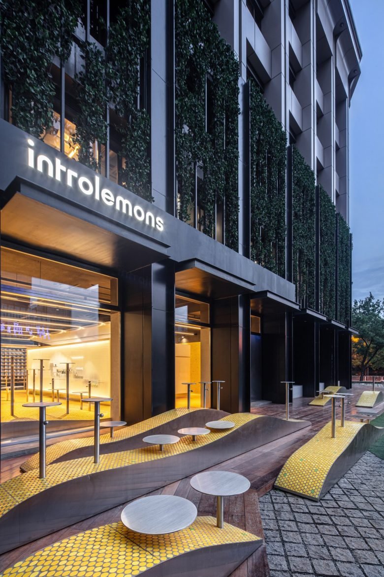 Introemons 商店，由 Non Studio Design & Research 设计