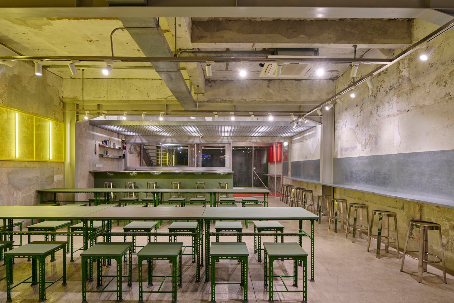 Studio Kota 的铁拳餐厅