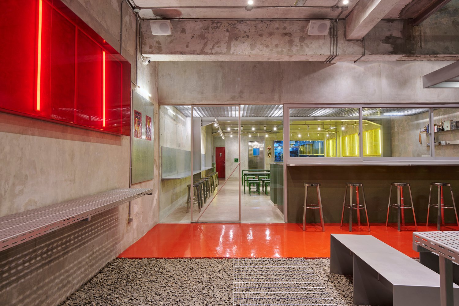 Studio Kota 的铁拳餐厅