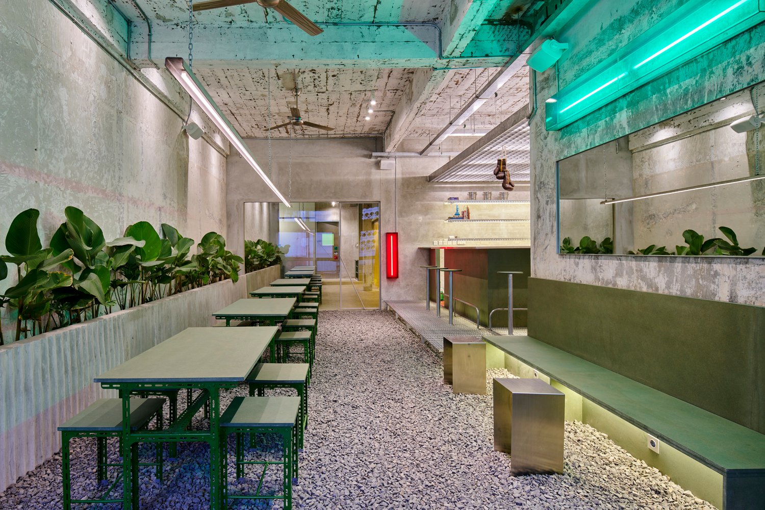 Studio Kota 的铁拳餐厅