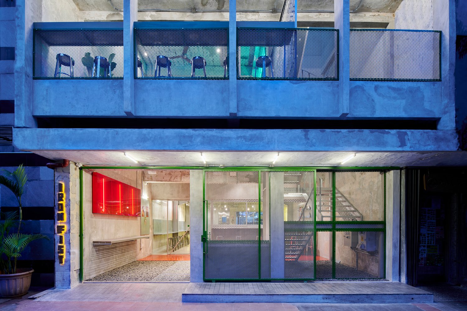 Studio Kota 的铁拳餐厅