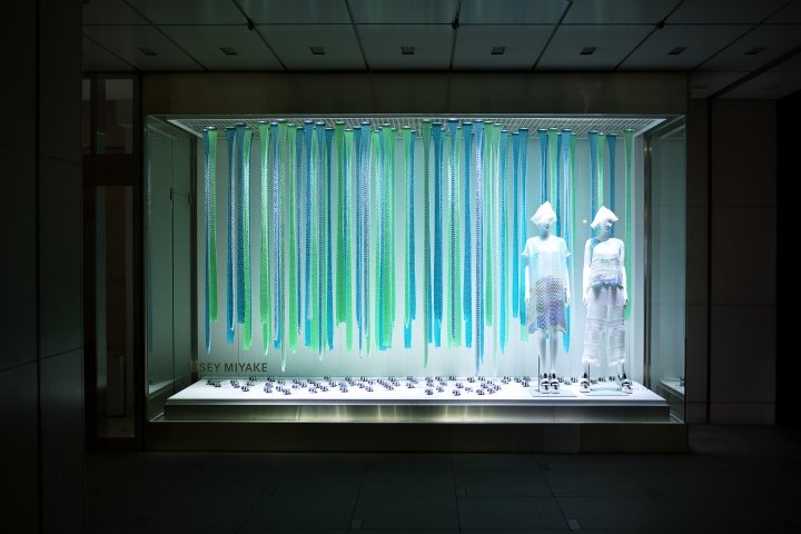 三宅一生 (Issey Miyake) 2018 年春夏橱窗装置，由 we+ 设计，日本东京