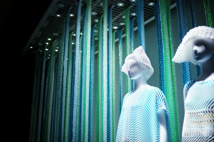 三宅一生 (Issey Miyake) 2018 年春夏橱窗装置，由 we+ 设计，日本东京