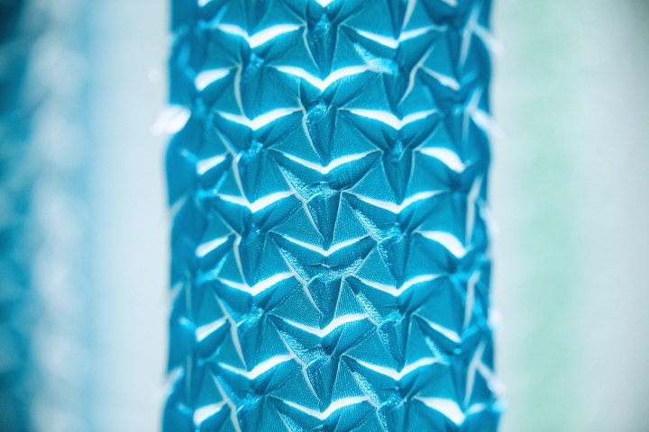 三宅一生 (Issey Miyake) 2018 年春夏橱窗装置，由 we+ 设计，日本东京