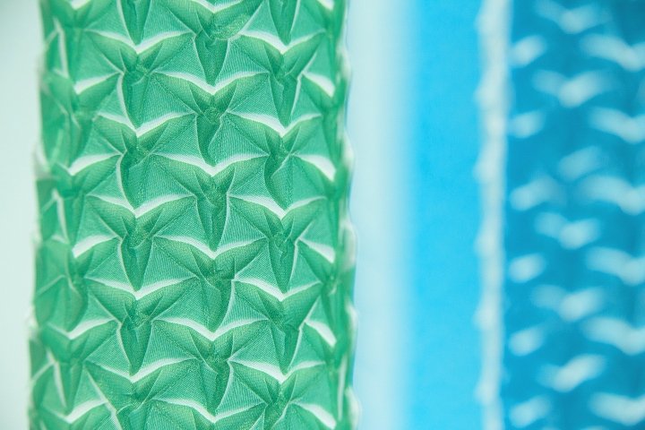 三宅一生 (Issey Miyake) 2018 年春夏橱窗装置，由 we+ 设计，日本东京