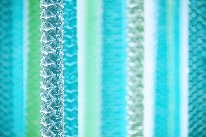 三宅一生 (Issey Miyake) 2018 年春夏橱窗装置，由 we+ 设计，日本东京