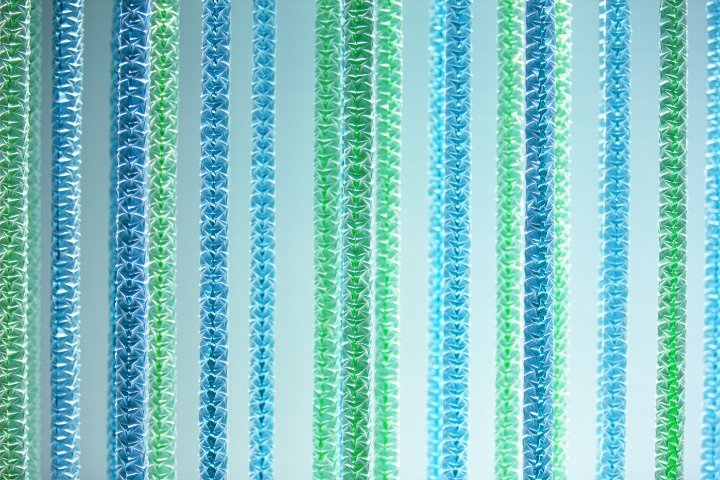 三宅一生 (Issey Miyake) 2018 年春夏橱窗装置，由 we+ 设计，日本东京
