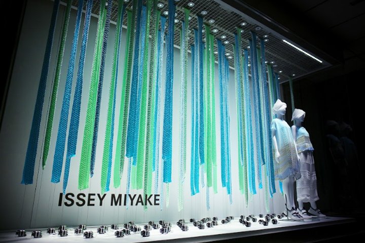 三宅一生 (Issey Miyake) 2018 年春夏橱窗装置，由 we+ 设计，日本东京