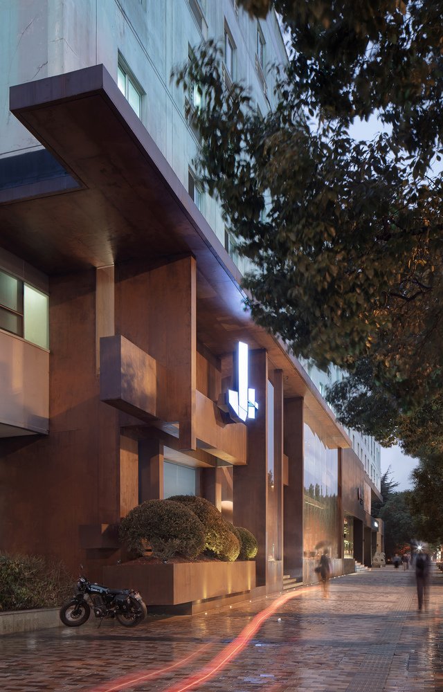 J+ 艺术空间由 V2GETHER 设计