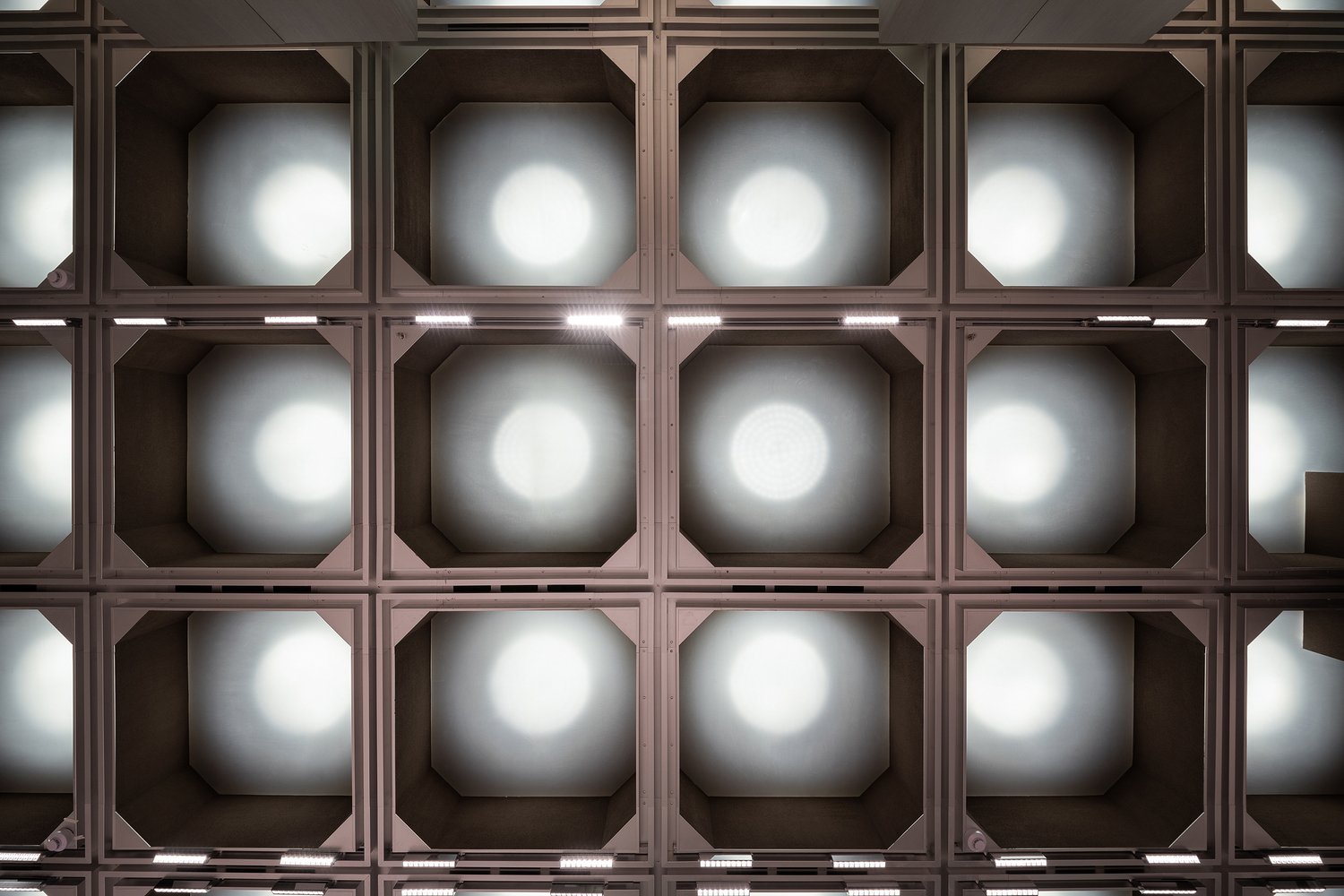 J1M5 精品店，由多个合作伙伴设计