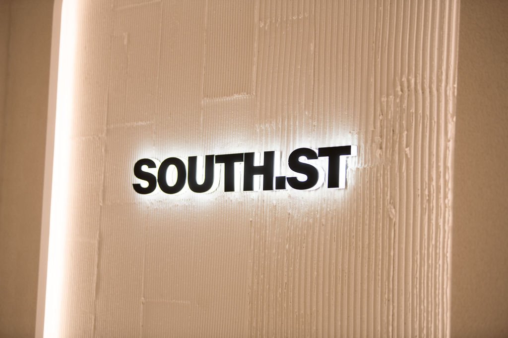 南街，太平洋博览会 by Studio Gray-Scale