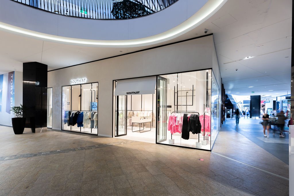 南街，太平洋博览会 by Studio Gray-Scale