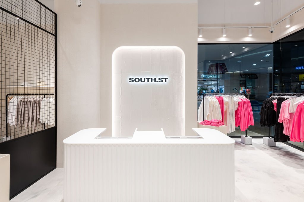 南街，太平洋博览会 by Studio Gray-Scale