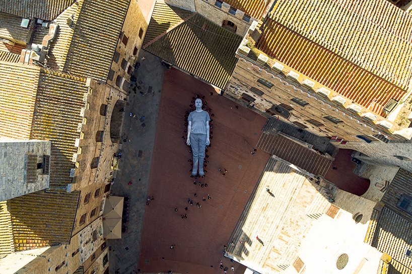 JR 在连续美术馆以大型“omelia contadina”向意大利农村农民致敬