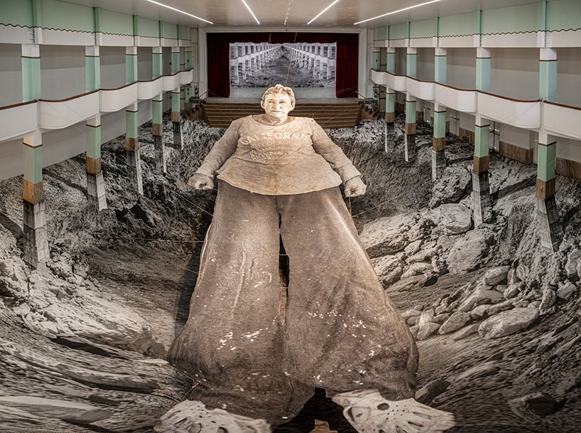 JR 在连续美术馆以大型“omelia contadina”向意大利农村农民致敬