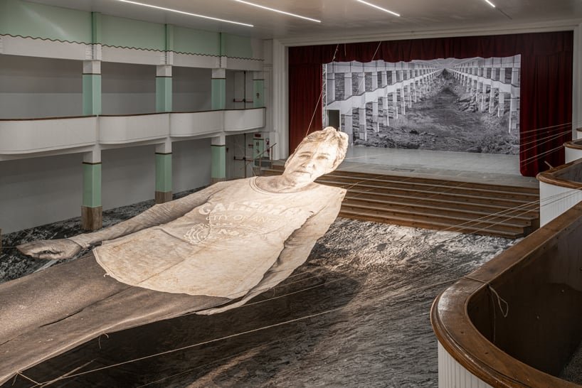 JR 在连续美术馆以大型“omelia contadina”向意大利农村农民致敬