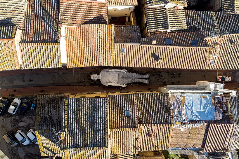 JR 在连续美术馆以大型“omelia contadina”向意大利农村农民致敬