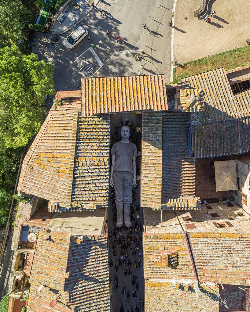 JR 在连续美术馆以大型“omelia contadina”向意大利农村农民致敬