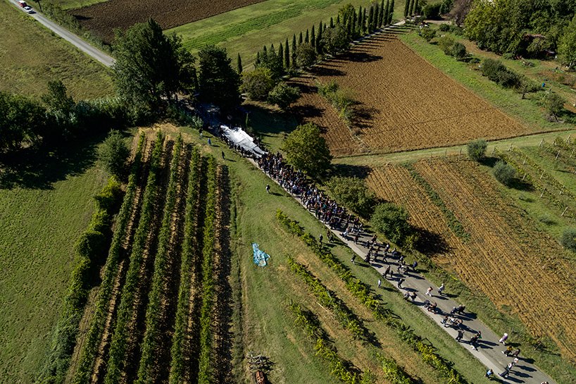 JR 在连续美术馆以大型“omelia contadina”向意大利农村农民致敬