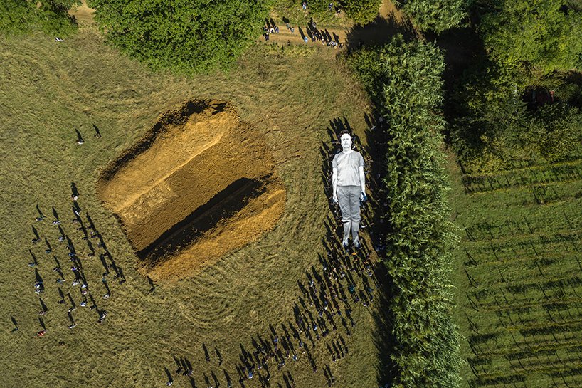 JR 在连续美术馆以大型“omelia contadina”向意大利农村农民致敬