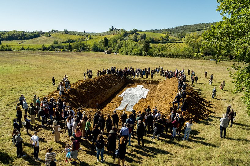 JR 在连续美术馆以大型“omelia contadina”向意大利农村农民致敬